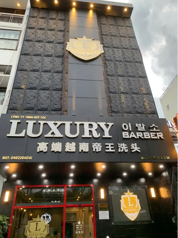 다낭 LUXURY 이발소 외관 간판