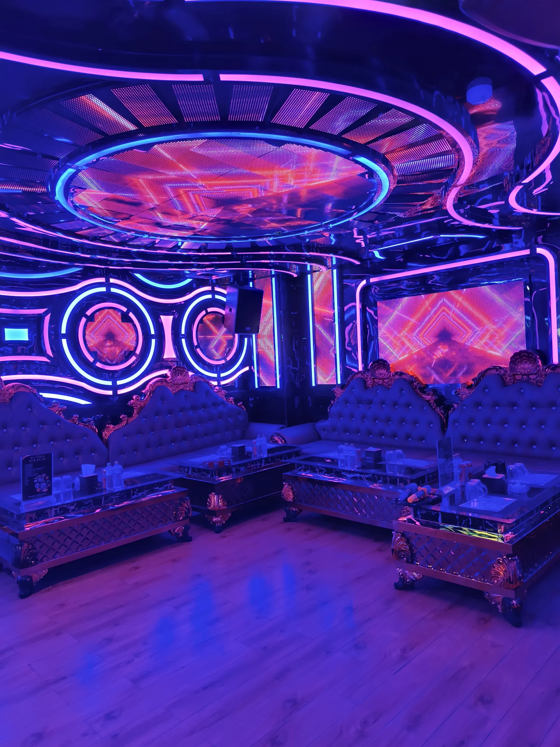 벤츠 가라오케 다낭 원형 천장 프리미엄 룸 Benz Karaoke premium room