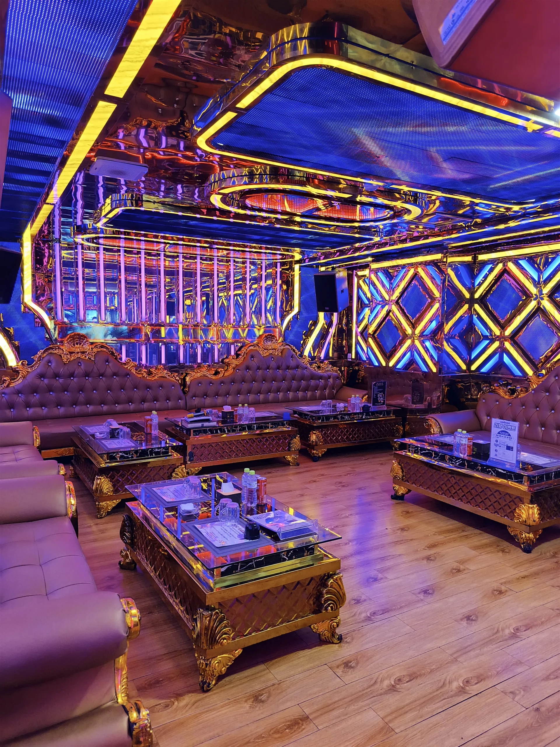 벤츠 가라오케 다낭 금장 인테리어 대형 룸 Benz Karaoke large room