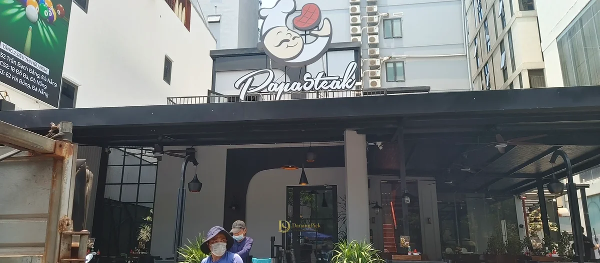 다낭 PapaSteak Đỗ Bá점의 도로 쪽 외관과 지붕 있는 테라스