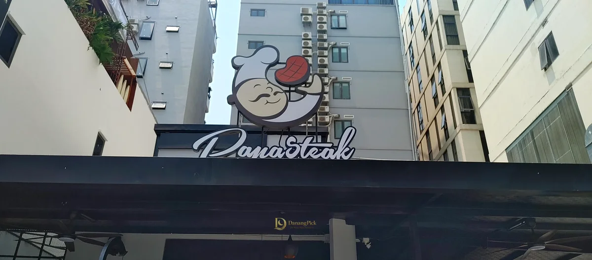 요리사 캐릭터가 그려진 다낭 PapaSteak 간판