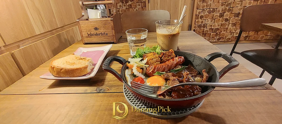 빵과 함께 나온 Wanderbite 블랙페퍼 비프