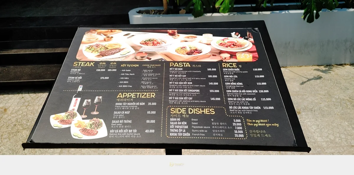 베트남어 영어 한국어가 함께 적힌 다낭 PapaSteak 메뉴판