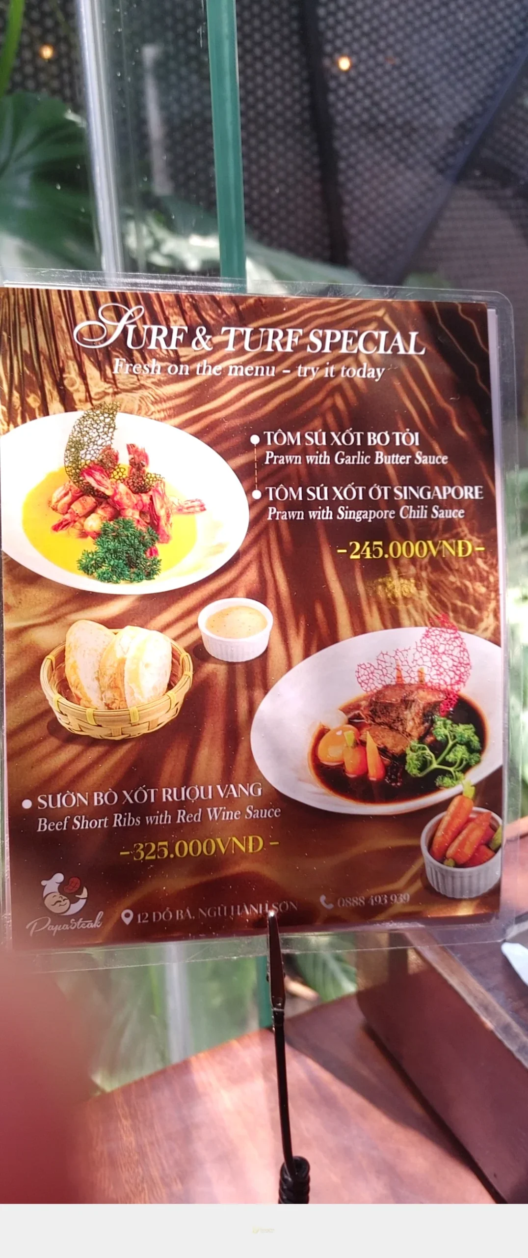 새우와 소갈비 요리를 소개한 다낭 PapaSteak 테이블 안내판