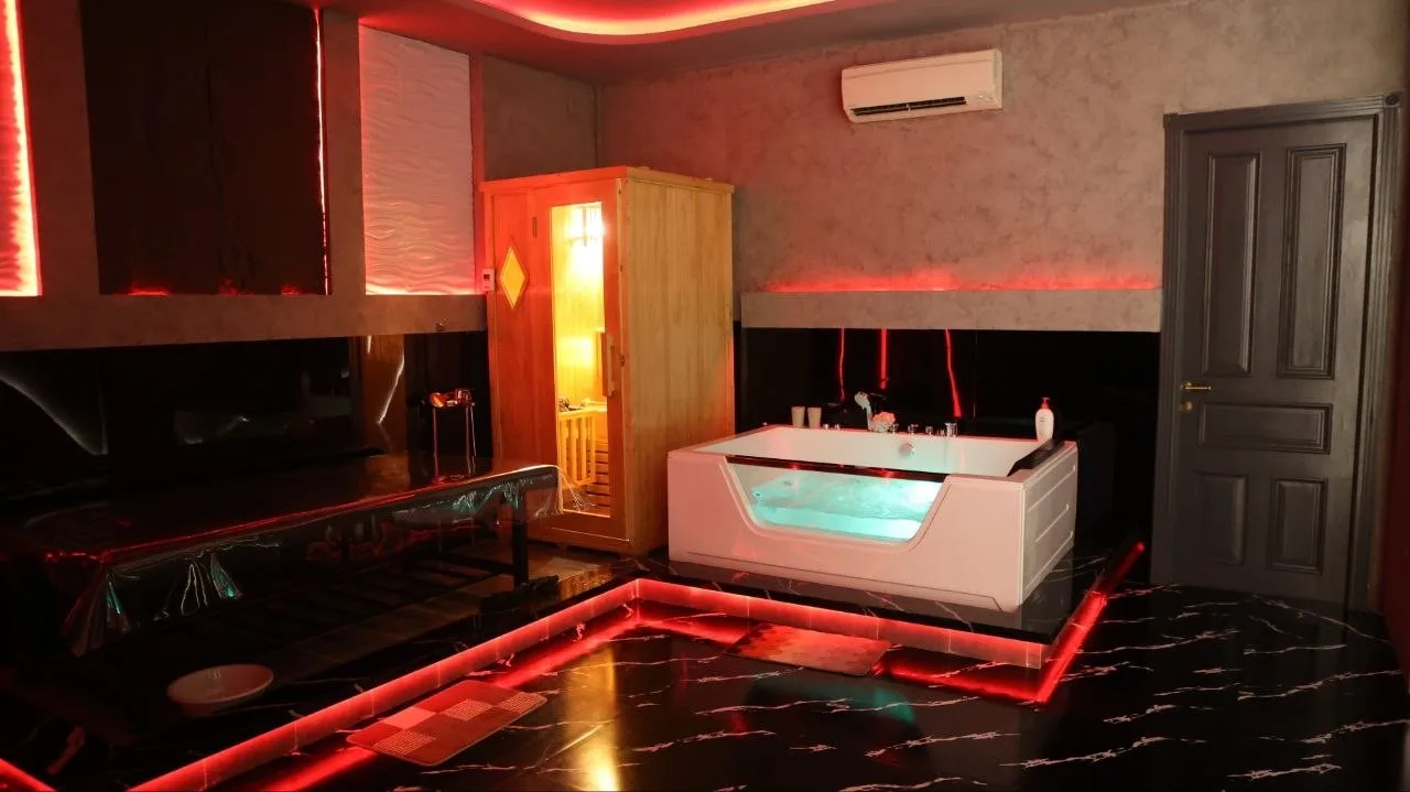 요정스파 다낭 룸 내부 습식 사우나와 마사지 베드 Yojung Spa Da Nang sauna room