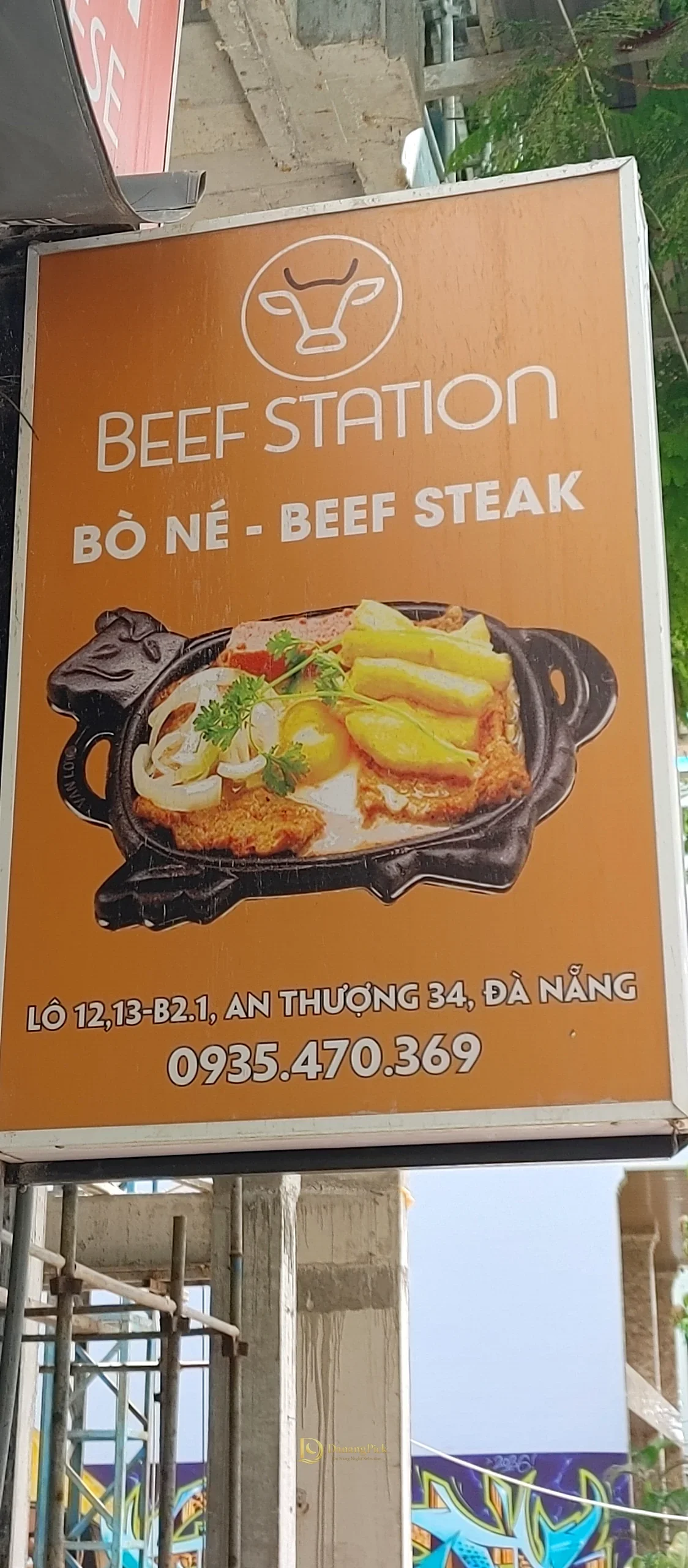철판 보네 그림과 주소를 적은 Beef Station 입간판
