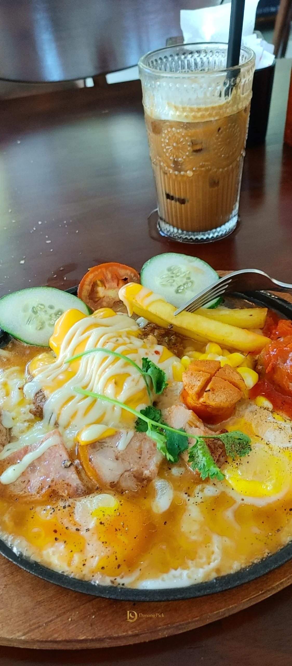 계란·햄·미트볼·치즈를 올려 무쇠 팬에 낸 Beef Station 스페셜 비프
